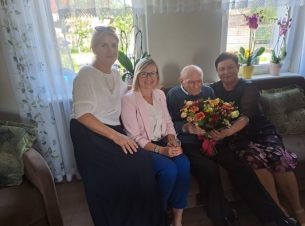 Pan Stanisław Puchalski (drugi z prawej) 3 maja 2024 r. skończył 101 lat