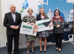 Laureatka konkursu Julia Orłowska w towarzystwie przewodniczącej sejmiku województwa Teresy Kaliny (pierwsza z prawej), członka Zarządu Województwa Ryszarda Mićki i opiekuna Urszuli Suwaj. 