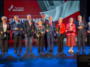 Marszałek Olgierd Geblewicz (w środku) z osobami wyróżnionymi Odznakami Honorowymi Gryfa Zachodniopomorskiego