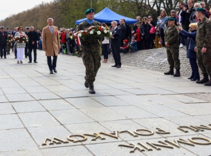 Członek zarządu województwa Stanisław Wziątek składa kwiaty