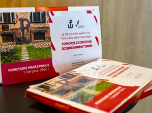 Dwie duże bombonierki z przyklejoną do nich kartką, kórej jest symbol Polski Walczącej i napis "W 79. rocznicę wybuchu Powstania Warszawskiego POMORZE ZACHODNIE DZIĘKUJE bOHATEROM" i podpis marszałka.